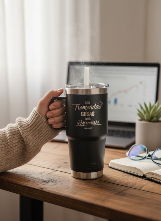 Regalos Para Bendecir black laser engraved tumbler with handle and straw lid, featuring Spanish text "CON Tremendas COSAS NOS Responderás SALMO 65.5".